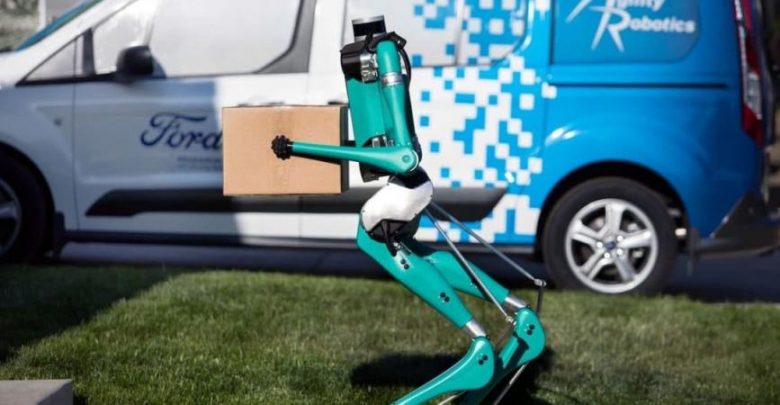 لأول مرة.. فورد تعرض روبوتًا مع سيارة ذاتية القيادة لتسليم الطرود (فيديو)