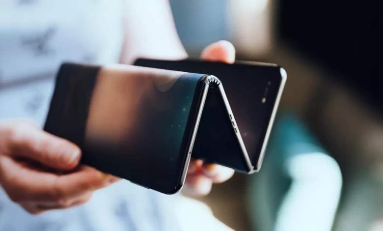 TCL تكشف عن هاتف خارق قابل للطي ثلاثي الشاشات