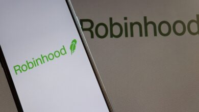 Photo of Robinhood تسعى إلى تسوية تحقيقات هيئة تنظيم الصناعة المالية في توقفات الشركة وأعمال “تداول الخيارات”