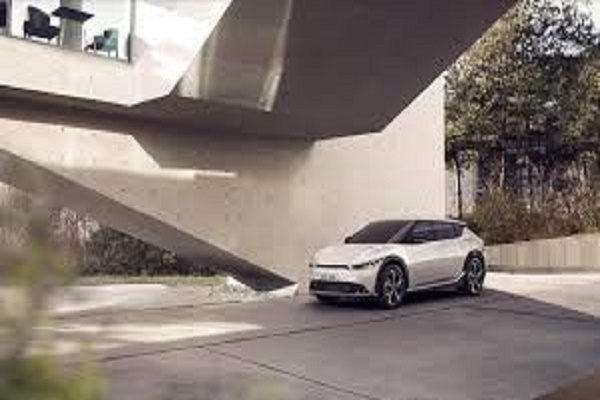كيا تعرض صوراً تشويقية لـ EV6.. أولى سياراتها الكهربائية الفائقة
