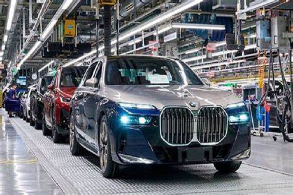 الاحتفال بخروج السيارة رقم 2 مليون من "BMW الفئة السابعة"